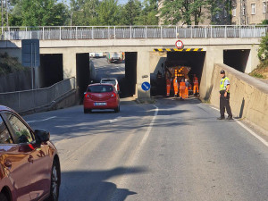 Nebezpečné výtluky a rychlá oprava. Rušný podjezd v Přerově zatěžují náklaďáky s materiálem pro D1