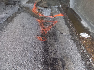 Nebezpečné výtluky a rychlá oprava. Rušný podjezd v Přerově zatěžují náklaďáky s materiálem pro D1