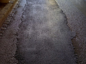 Nebezpečné výtluky a rychlá oprava. Rušný podjezd v Přerově zatěžují náklaďáky s materiálem pro D1