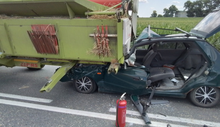Dopravní nehoda osobního auta se zemědělskou technikou ve Věrovanech na Olomoucku