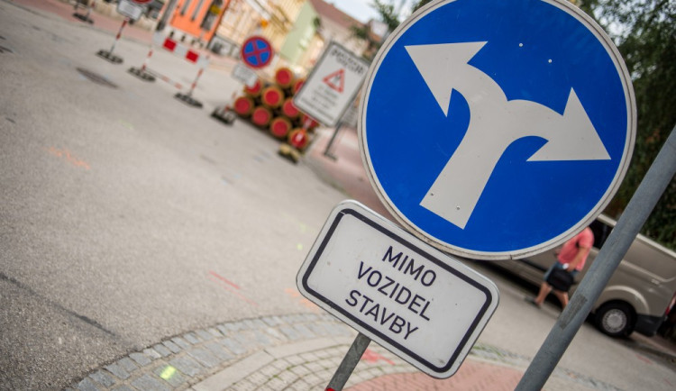 Řidiči si v Litomyšli postojí v kolonách, silničáři se pustili do oprav hlavního průtahu