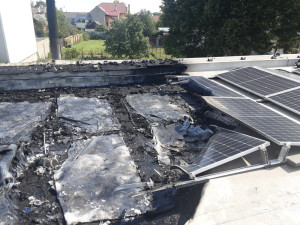 Na Přerovsku hořela fotovoltaika mezi rodinnými domy. Škoda je přes tři miliony