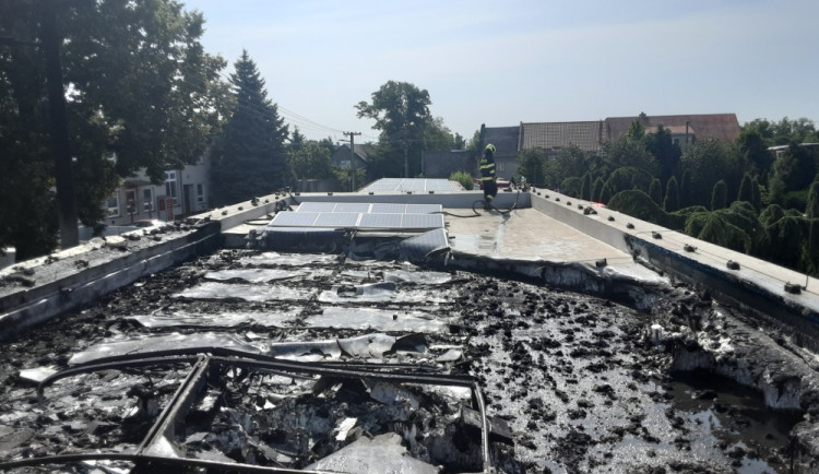 Požár fotovoltaiky v Polkovicích způsobil značnou škodu a poničil i sloup eletrického vedení