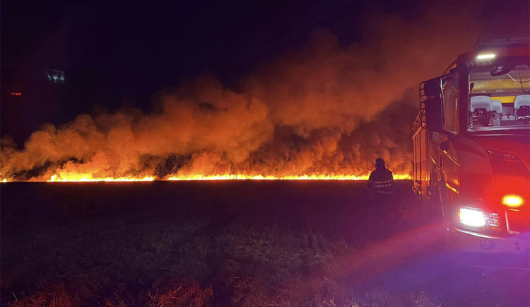Noční požár pole vzbudil v Olomouci rozruch. Kombajn naboural do sloupu elektrického vedení