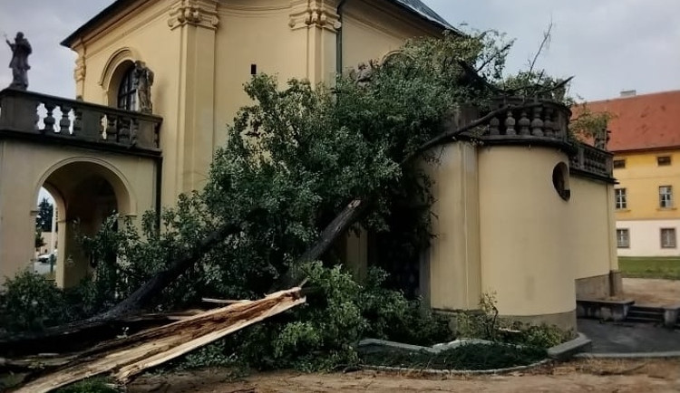 Požáry polí a pak řádění bouřky. Vichr vyvrátil na Prostějovsku stromy na dva kostely