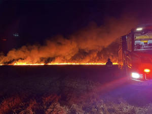 Noční požár pole vzbudil v Olomouci rozruch. Kombajn naboural do sloupu elektrického vedení