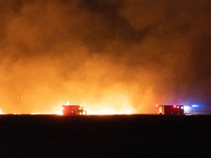 Noční požár pole vzbudil v Olomouci rozruch. Kombajn naboural do sloupu elektrického vedení