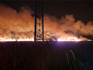 Noční požár pole vzbudil v Olomouci rozruch. Kombajn naboural do sloupu elektrického vedení