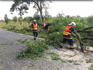 Požáry polí a pak řádění bouřky. Vichr vyvrátil na Prostějovsku stromy na dva kostely