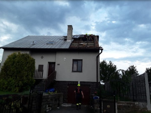 Požáry polí a pak řádění bouřky. Vichr vyvrátil na Prostějovsku stromy na dva kostely