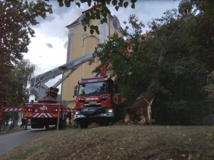 Požáry polí a pak řádění bouřky. Vichr vyvrátil na Prostějovsku stromy na dva kostely