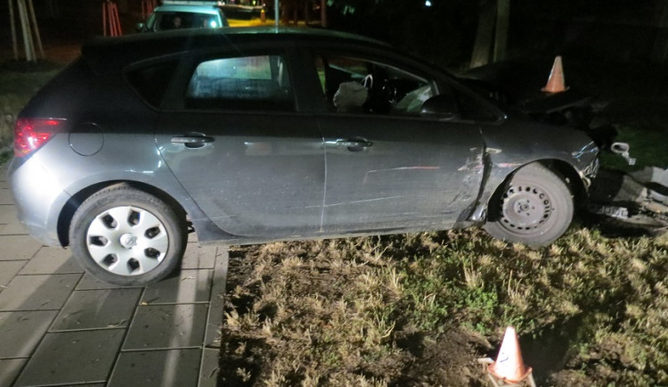 Naboural pět aut i značku a strom. Jízda na mol opilého mladíka skončila v olomoucké nemocnici