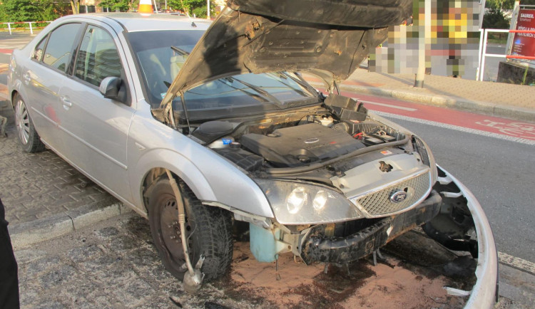 V Náchodě boural cizinec pod vlivem drog a s falešným řidičákem