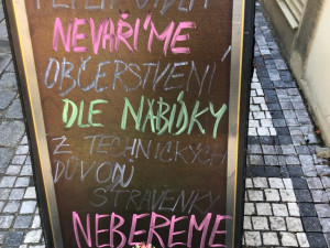 Teplá jídla nevaříme, lákala znovuotevřená zahrádka Národního domu v Prostějově. Vzbudila posměch