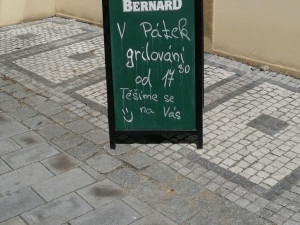 Teplá jídla nevaříme, lákala znovuotevřená zahrádka Národního domu v Prostějově. Vzbudila posměch