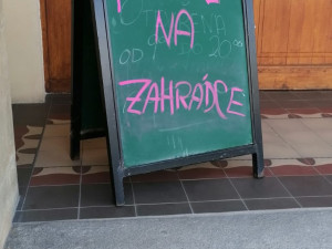 Teplá jídla nevaříme, lákala znovuotevřená zahrádka Národního domu v Prostějově. Vzbudila posměch