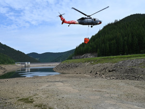 Na Dlouhých stráních hasiči testovali bambivaky. Piloti museli manévrovat v horské soutěsce