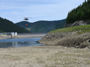 Na Dlouhých stráních hasiči testovali bambivaky. Piloti museli manévrovat v horské soutěsce