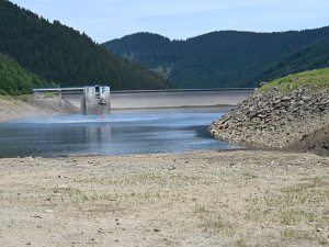 Na Dlouhých stráních hasiči testovali bambivaky. Piloti museli manévrovat v horské soutěsce
