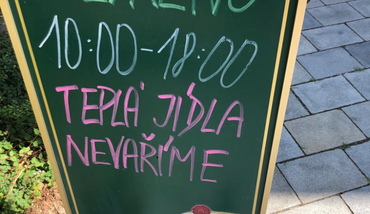 Teplá jídla nevaříme, lákala znovuotevřená zahrádka Národního domu v Prostějově. Vzbudila posměch