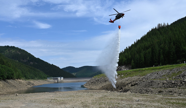 Na Dlouhých stráních hasiči testovali bambivaky. Piloti museli manévrovat v horské soutěsce