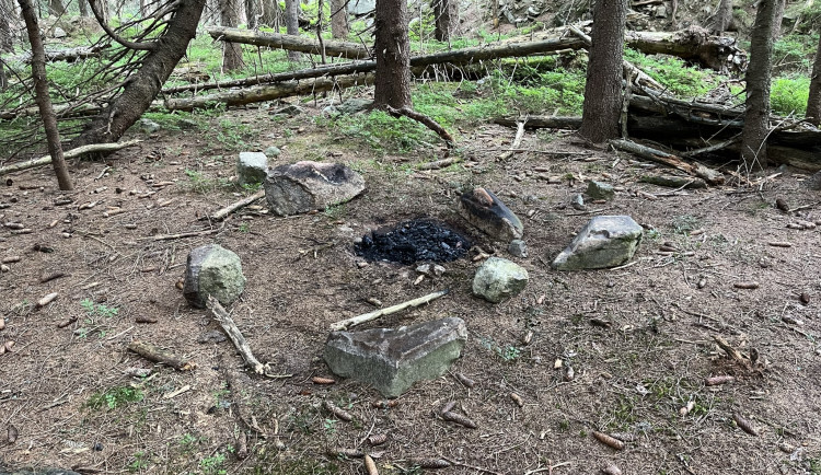 Parta mladých Nizozemců si z Obřího dolu udělala stanové městečko a rozdělala oheň