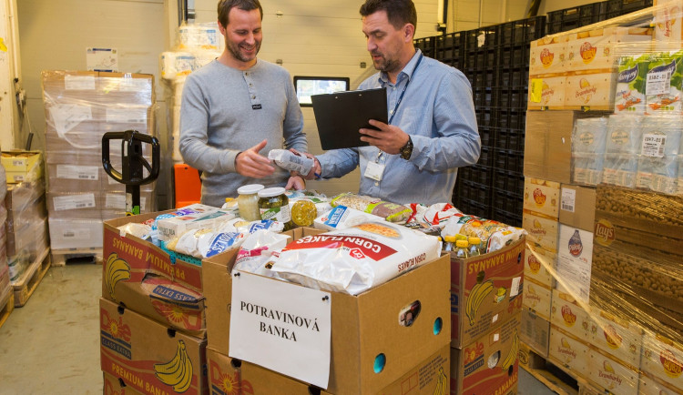Jídlo z potravinové banky přibližují lidem pojízdné výdejny, jezdí hlavně do menších měst