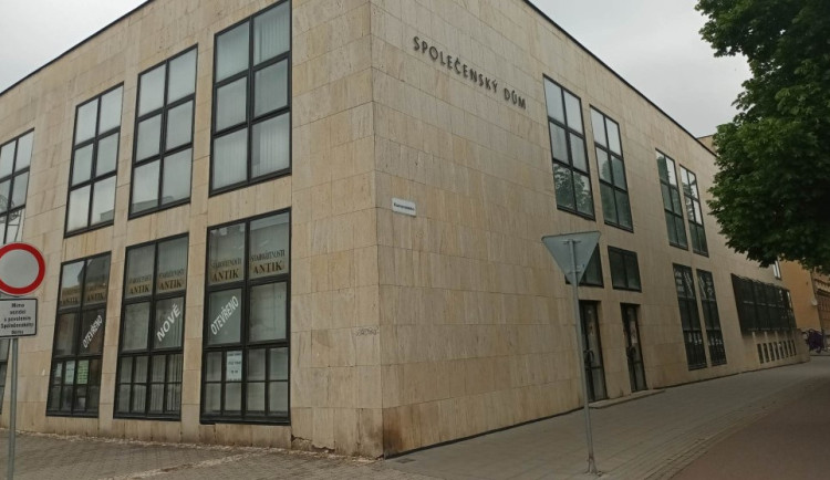FOTOGALERIE: Společenský dům v centru města je již roky ostudou Prostějova. Radnice hledá dotace na opravy
