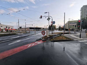 Novou cyklostezku na olomouckém sídlišti ničí bagry. Město reklamuje špatný asfalt