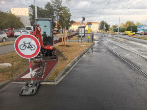 Novou cyklostezku na olomouckém sídlišti ničí bagry. Město reklamuje špatný asfalt