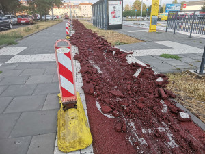 Novou cyklostezku na olomouckém sídlišti ničí bagry. Město reklamuje špatný asfalt