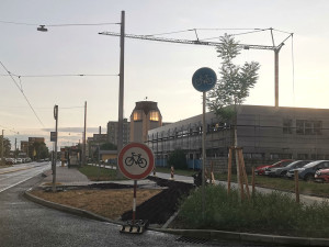 Novou cyklostezku na olomouckém sídlišti ničí bagry. Město reklamuje špatný asfalt