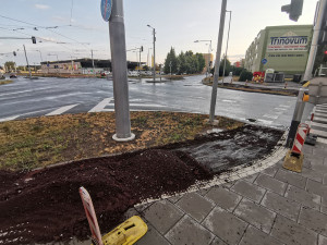 Novou cyklostezku na olomouckém sídlišti ničí bagry. Město reklamuje špatný asfalt