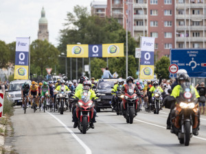 FOTOGALERIE: Plná náměstí v Uničově i Prostějově fandila cyklistice. První etapu ovládl Froomův parťák