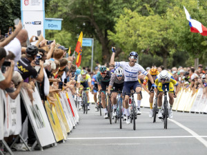 FOTOGALERIE: Plná náměstí v Uničově i Prostějově fandila cyklistice. První etapu ovládl Froomův parťák