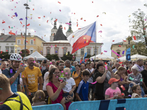 FOTOGALERIE: Plná náměstí v Uničově i Prostějově fandila cyklistice. První etapu ovládl Froomův parťák
