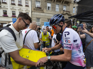 FOTOGALERIE: Plná náměstí v Uničově i Prostějově fandila cyklistice. První etapu ovládl Froomův parťák