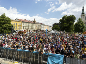 FOTOGALERIE: Plná náměstí v Uničově i Prostějově fandila cyklistice. První etapu ovládl Froomův parťák