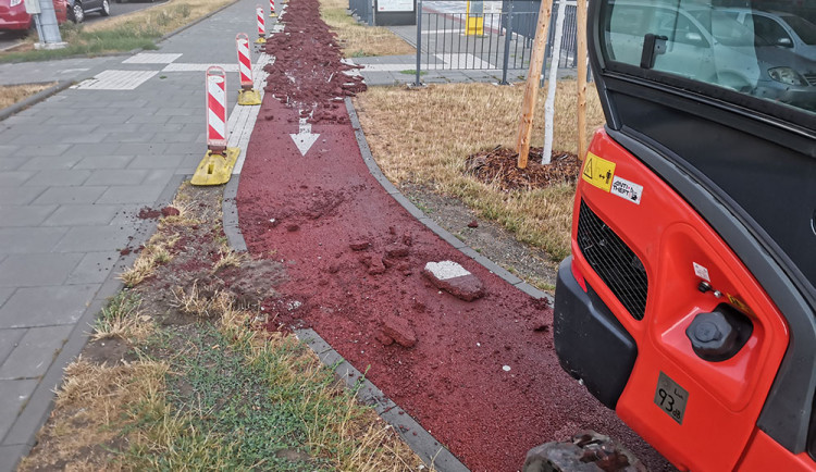 Novou cyklostezku na sídlišti v Olomouci ničí bagry. Město reklamuje špatný asfalt