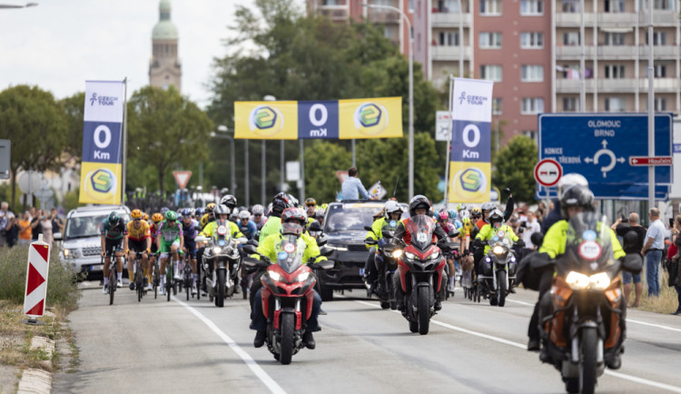 Plná náměstí v Uničově i Prostějově fandila cyklistice. První etapu ovládl Froomův parťák