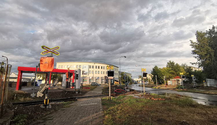 V Olomouci přibrzdí dopravu modernizace trojice přejezdů. První výluka potrvá tři týdny