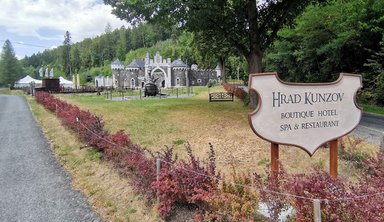 Pohádkové místo pro dovolenou i svatbu. Hrádek Kunzov ožil a nabízí kouzelné zážitky