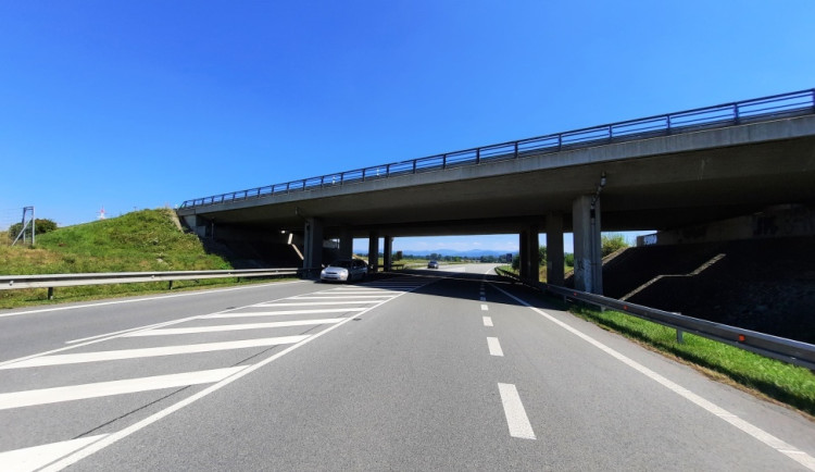 Přibližně čtvrt roku zabere první etapa opravy mostů na dálnici D1 u obcí Bělotín a Kujavy na pomezí Olomouckého a Moravskoslezského kraje.