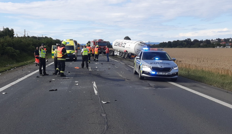 Po střetu s cisternou zemřel na Přerovsku motorkář. Doprava byla přerušená