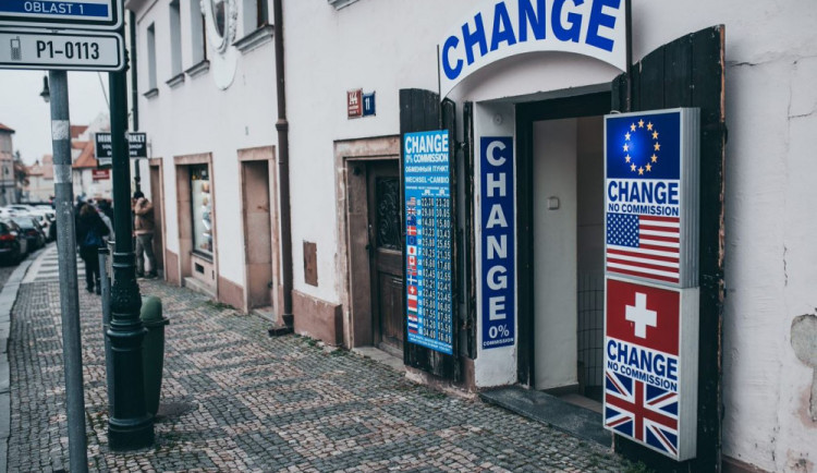 size3-16901423078872-60-v-cesku-ubyva-smenaren-podvodne-temer-vymizely