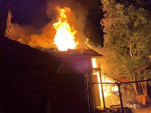 V Držovicích sedm jednotek hasičů bojovalo s požárem hospodářské budovy. Hrozilo rozšíření plamenů