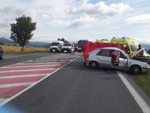 Nehodu dvou aut na Bludovském kopci nepřežil jeden z řidičů. Další vážná havárie je v Hranicích