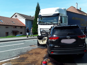 Nehodu dvou osobních aut na Bludovském kopci nepřežil jeden z řidičů. Další vážná havárie je v Hranicích