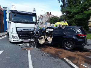 Nehodu dvou osobních aut na Bludovském kopci nepřežil jeden z řidičů. Další vážná havárie je v Hranicích