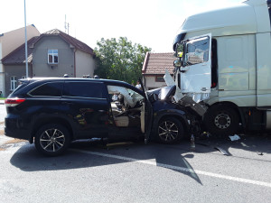 Nehodu dvou osobních aut na Bludovském kopci nepřežil jeden z řidičů. Další vážná havárie je v Hranicích